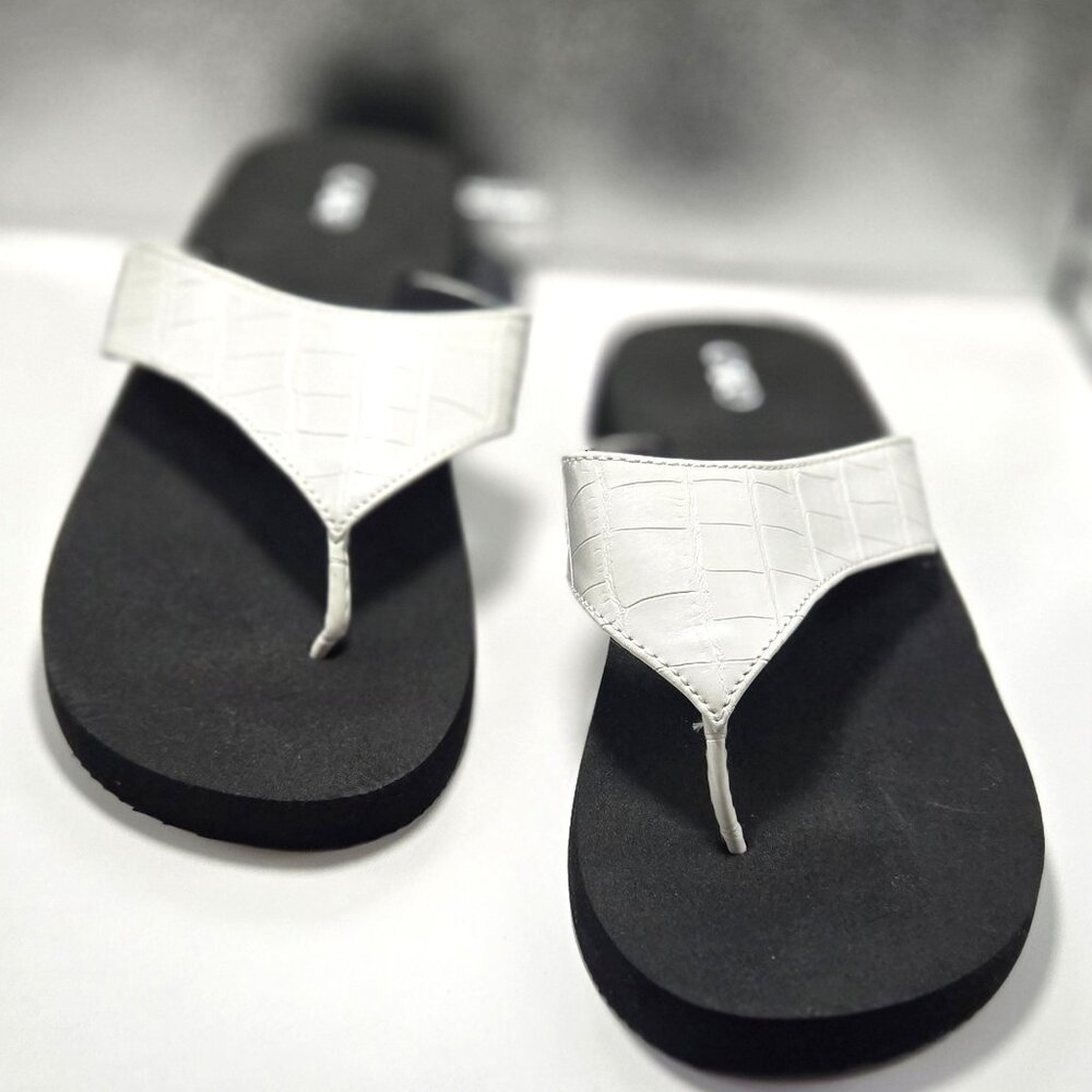 NEW Cato Women's Comfort Bright White Crocodile Print Thong Sandals Size 8